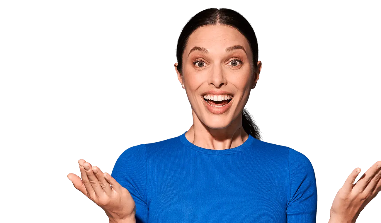 一位穿亮藍色上衣的女士，雙手微舉，友善且表情豐富地大笑。