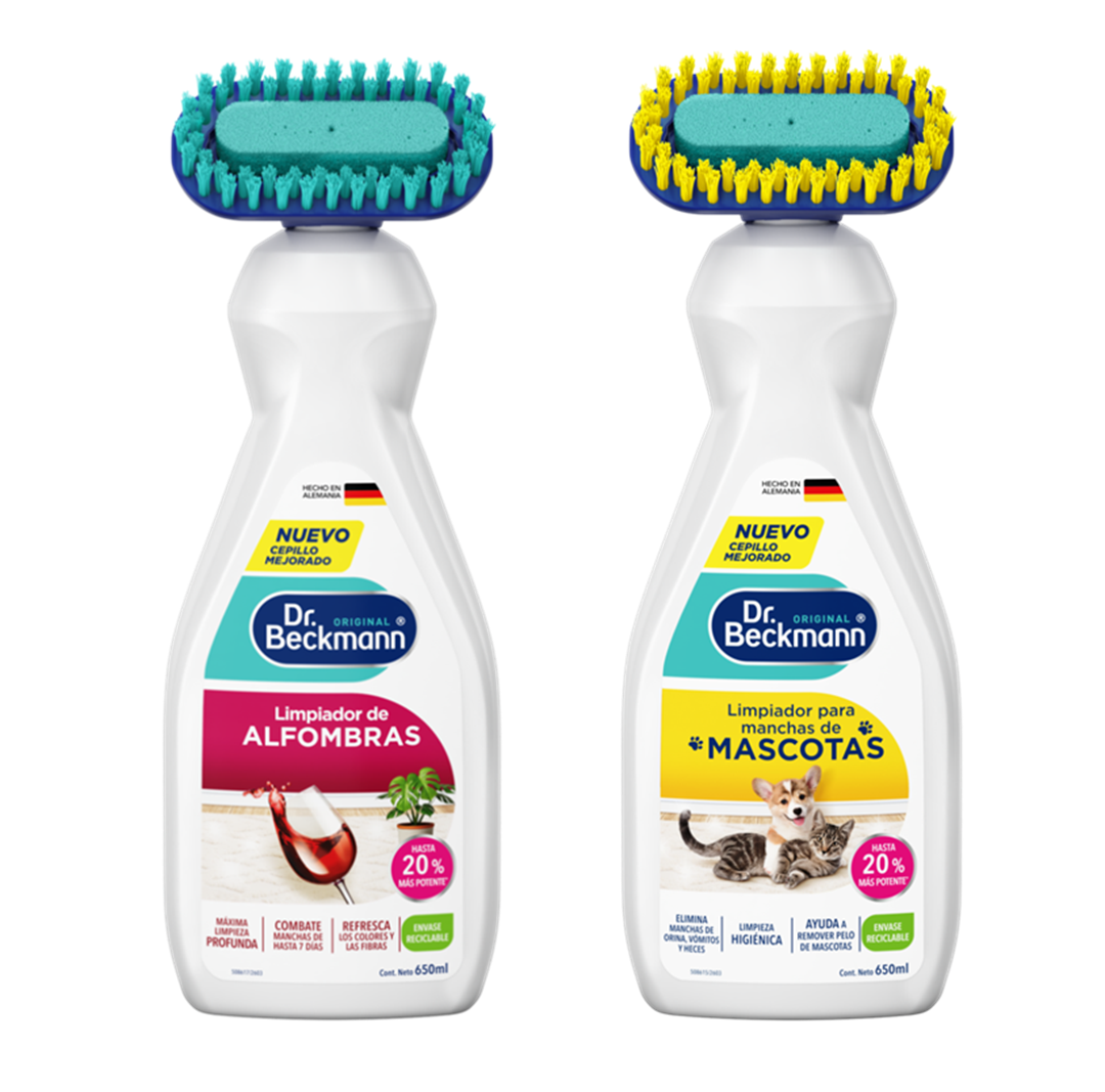 Dos botellas de limpiador Dr. Beckmann con cepillo integrado: una para manchas de alfombras y otra para mascotas.