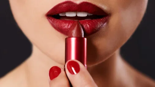 [Translate to German:] Lippenstift entfernen