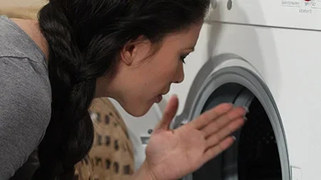 [Translate to German:] la lave -linge sent mauvais