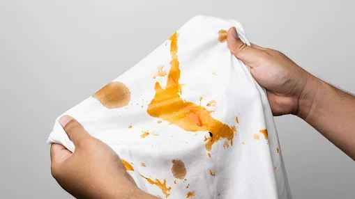 [Translate to Portuguese:] Tomatenflecken auf T-Shirt