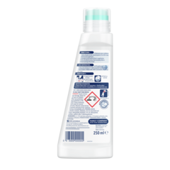 Dung dịch tẩy vết bẩn kèm bàn chải chuyên dụng – Chai nhựa trắng nắp xanh ngọc 250ml với nhãn chi tiết và cảnh báo an toàn.