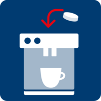 Tab in das Pulverkaffee-Fach geben, Brühvorgang starten und das Gerät nach Durchlauf einer halben Tasse Wasser für 8 Minuten ausschalten. Dann wieder einschalten und Durchlauf beenden.