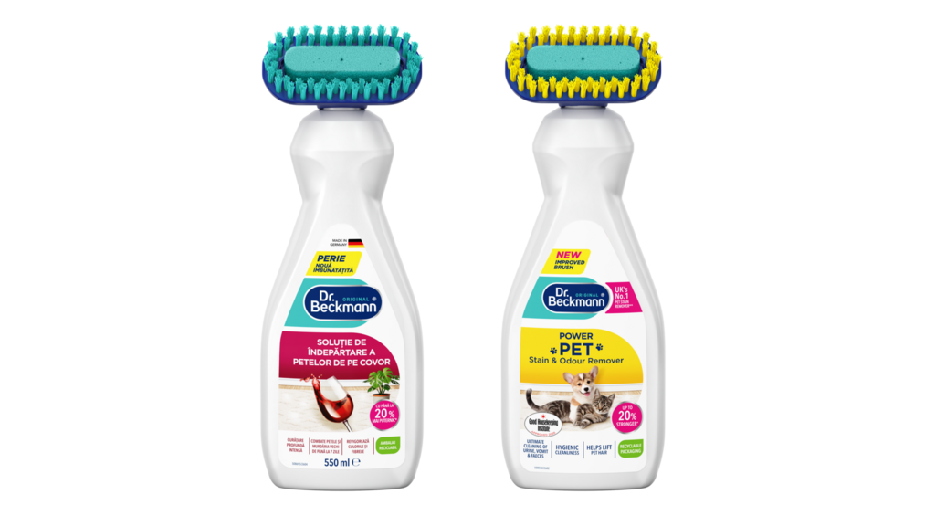 Două sticluri de detergent Dr.&nbsp;Beckmann cu perii colorate: una pentru pete colorate, alta pentru animale de companie.