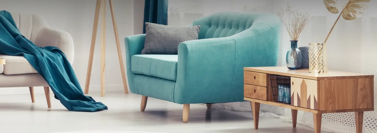 Phòng khách hiện đại với ghế sofa xanh lơ, tủ gỗ, đèn cây, và các phụ kiện trang trí trên nền trắng.