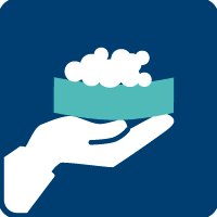 擠壓海綿來產生泡沫。