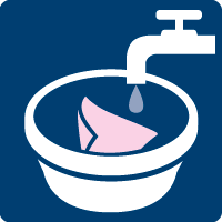 [Translate to Lithuania:] Įmeskite 1 lapelį į kibirą ir įpilkite iki 5 litrų šilto vandens. Jei paviršiai labai nešvarūs, naudokite 2 lapelius. Jei naudojate mažiau nei 2 litrus vandens, tiesiog perplėškite lapelį pusiau. Lapelis pradės tirpti akimirksniu. Jei reikia, šiek tiek pamaišykite.