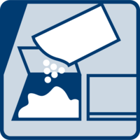 In der leeren Maschine: Pulver bis zur Maximalhöhe in das Dosierfach füllen. Den Rest des Pulvers auf den Maschinenboden streuen. Spülprogramm (mind. 60°C) ohne Geschirr, ohne Geschirrreiniger starten.